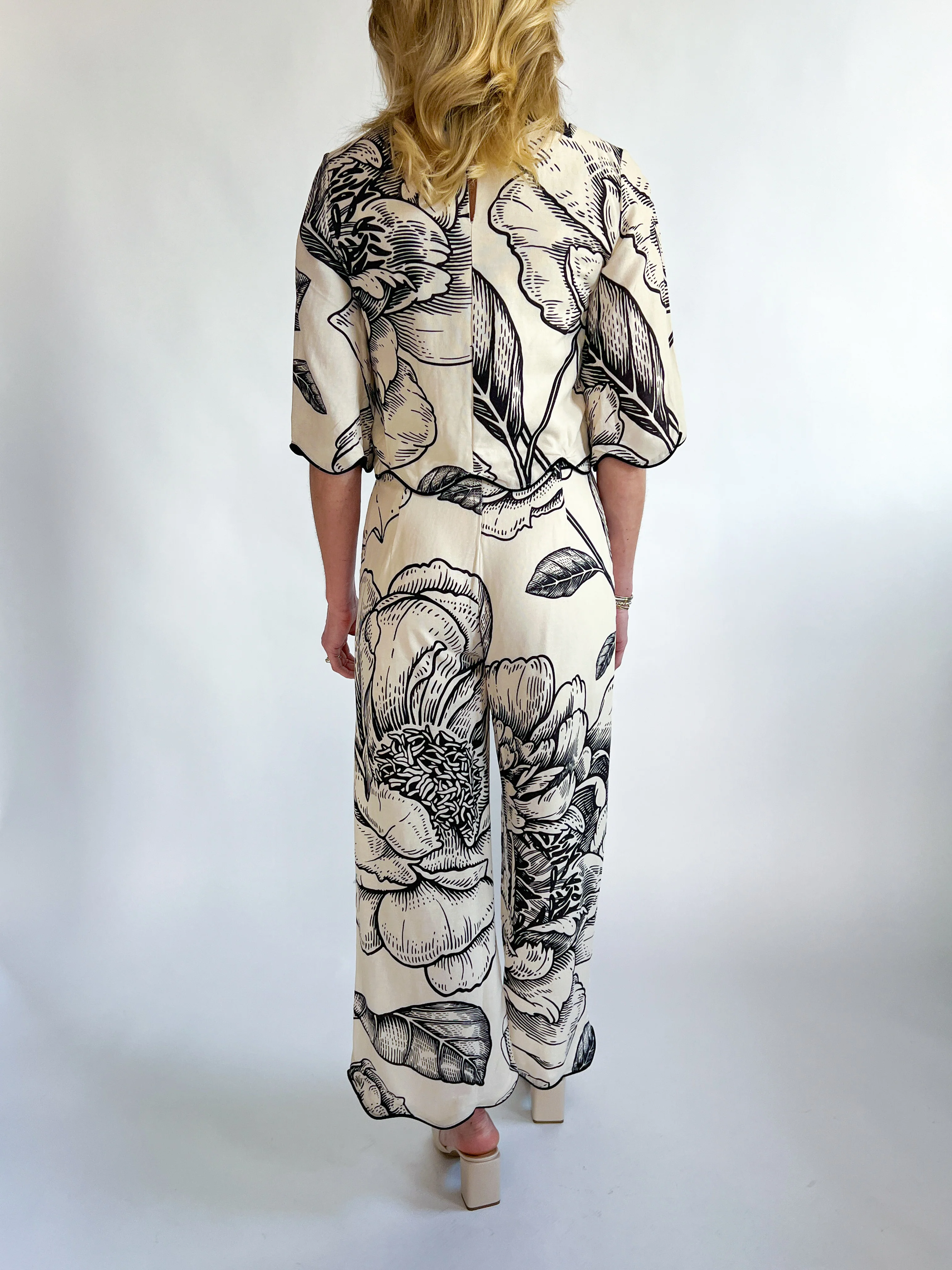 Floral Print Wide Leg Cropped Silhouette Pants - Image 3
